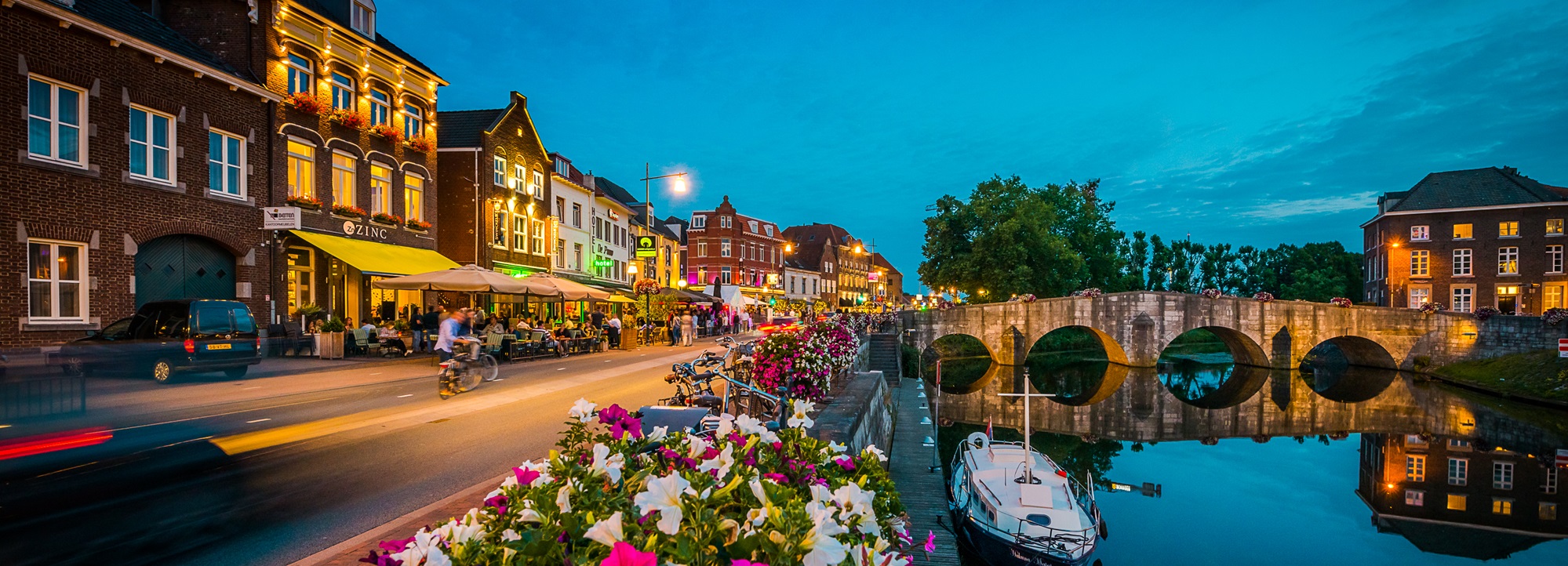 Gezellige avondsfeer met volle terrassen aan de Roerkade in Roermond, een bekende hotspot voor uitgaan in Limburg.