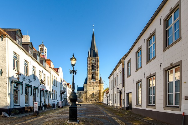 Die mächtige Abteikirche überragt alles andere