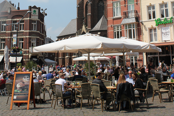 Foto van terras op de markt in Roermond