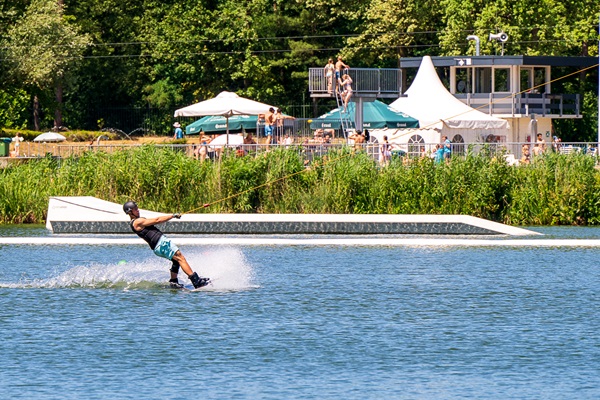 Waterskiër in actie op de Waterskibaan De IJzeren Man  in Weert