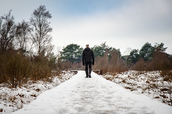 Man wandelt over de knuppelbrug in Nationaal Park De Groote Peel
